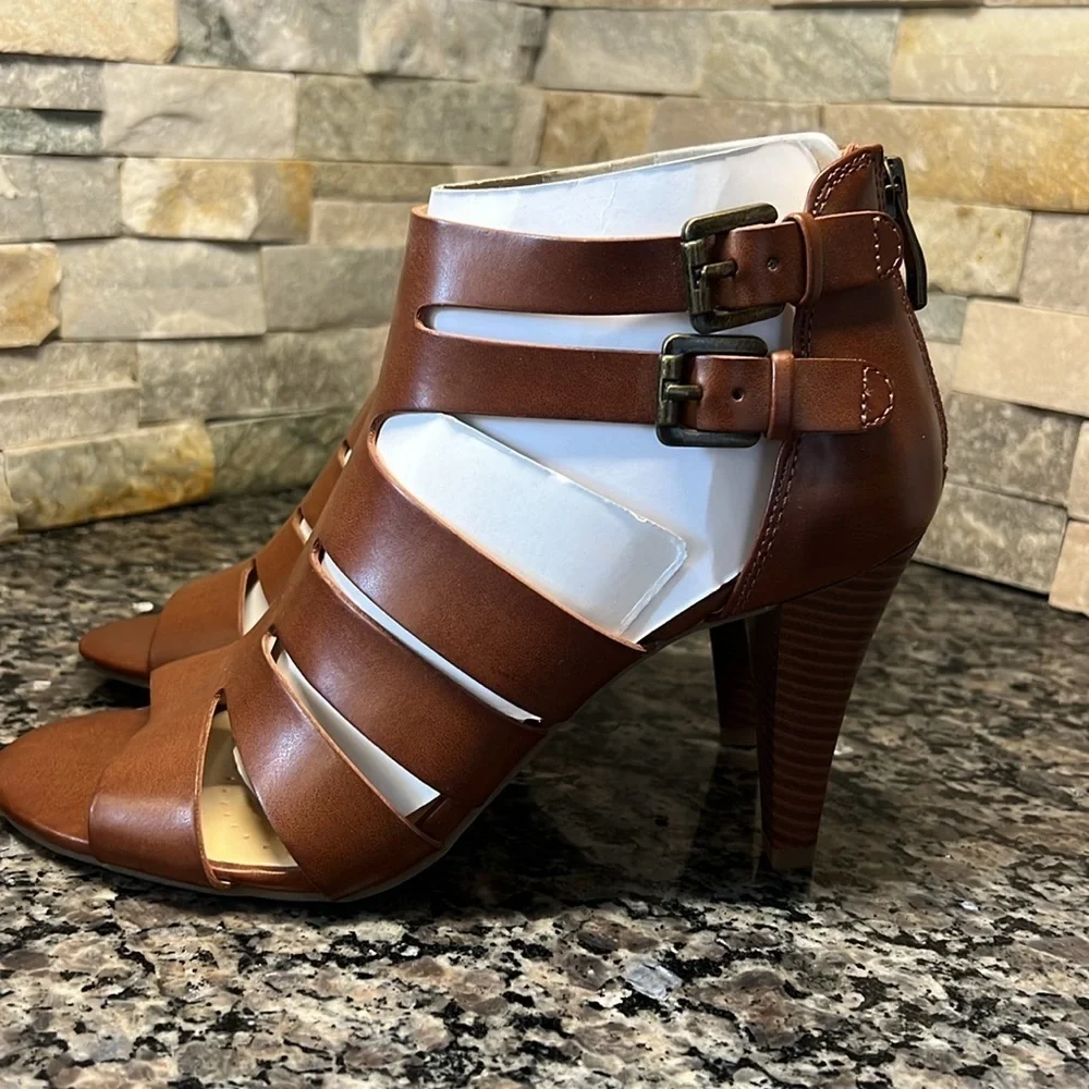 Lis Claiborne open toe heel/boot